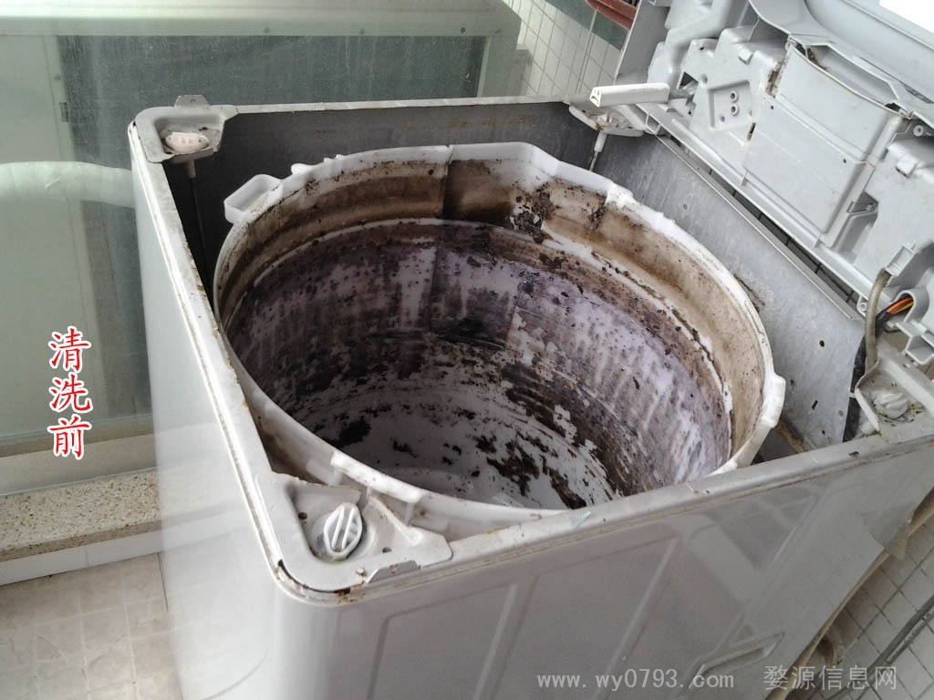 浏览量:368 婺源洗衣机清洗, 拆洗,净在婺源小鱼社区服务。 你家洗衣机洗澡了吗?请给洗衣机洗个澡吧!洗衣机为什么需要要清洗呢? 因为洗完衣服有杂物,这些东西在排水管内,如果洗完衣物不及时清洗,在用完或,杂物便会留下来,时间长了,形成了污垢,堵塞了排水系统,故障就有了,故清洗后洗衣机排水等通畅,不易堵塞。 洗衣机能够将衣物洗净,这是众所周知的。然而,很多人却不知道,经过长时间的使用之后,洗衣机还可能成为二次污染源,给衣物带上霉菌,威胁到人体健康。 洗衣机内看上去非常清洁,但你不知道洗衣时洗衣筒的外面还