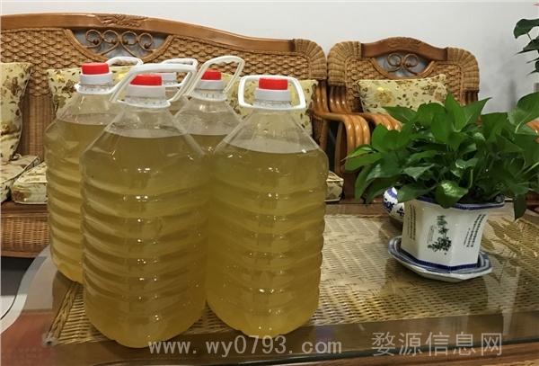 出售：正宗农户坑头水酒【纯粮食酿造】100元一提（如图一壶）联系电话15170380457潘